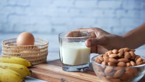 desayuno saludable con leche de almendra, almendras, plátano y huevo