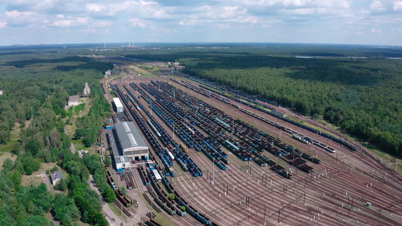 порожние вагоны в депо в ожидании ремонта - вид с воздуха