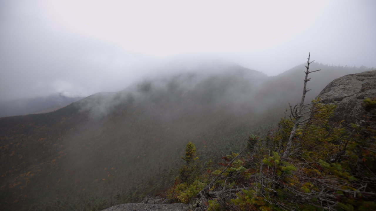 구름이 낮게 드리워진 애디론댁 주립공원의 산 능선의 폭풍우가 치는 전망