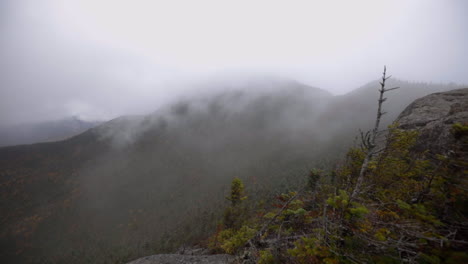 vista tormentosa de una montaña en el parque estatal adirondack con nubes bajas