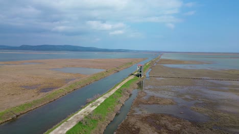 fotografía aérea del observatorio de aves en el delta del río evros, grecia, imágenes en 4k