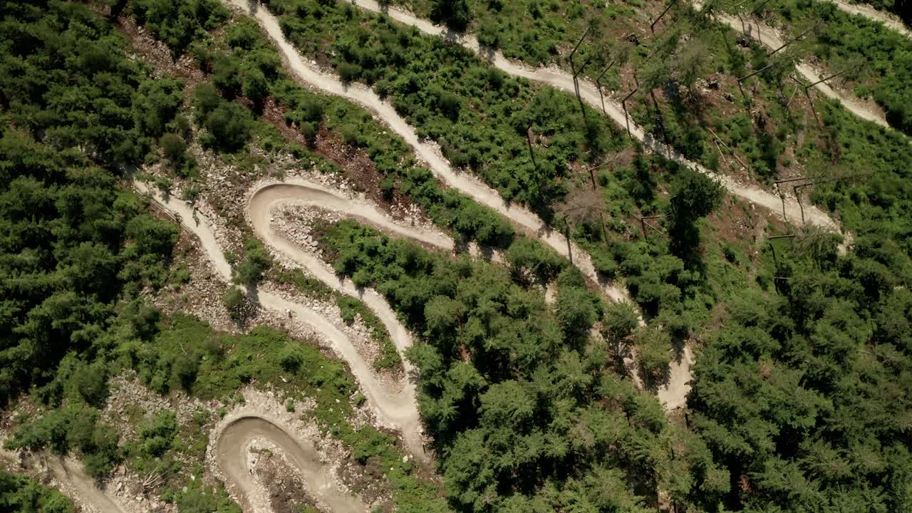 punto de vista aéreo de drones de un sendero para bicicletas mtb en las montañas de dolni morava, república checa