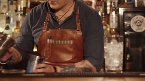 el camarero preparando cócteles.