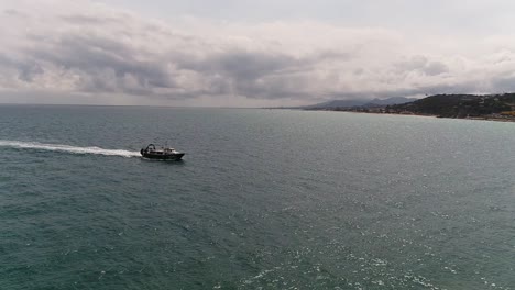 Boat-cruse-heading-in-towards-island-coastal-beach