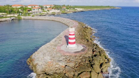 Faro-En-La-Isla-Catalina-Cerca-Del-Club-Náutico-Y-Puerto-Deportivo-De-Capitán-Kidd-En-República-Dominicana,-Aéreo