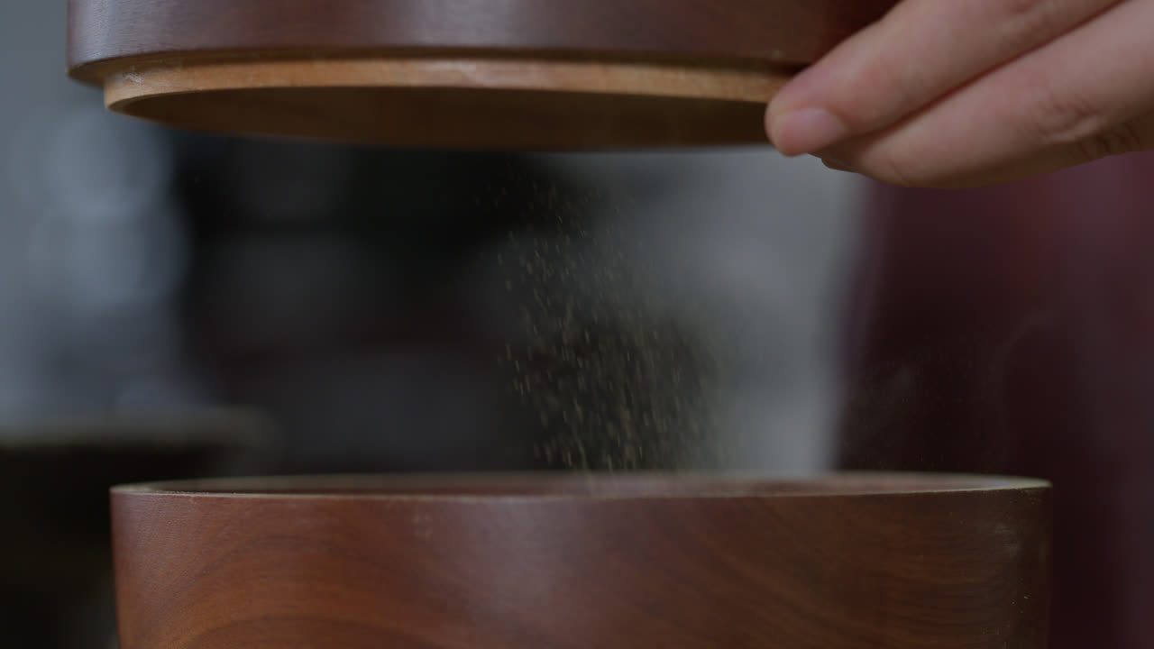 중국 의 전통적 인 차 의식 을 준비 하고 있는 녹차 를 뿌리고 있다