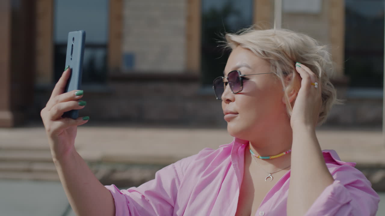 mujer tomando una selfie al aire libre