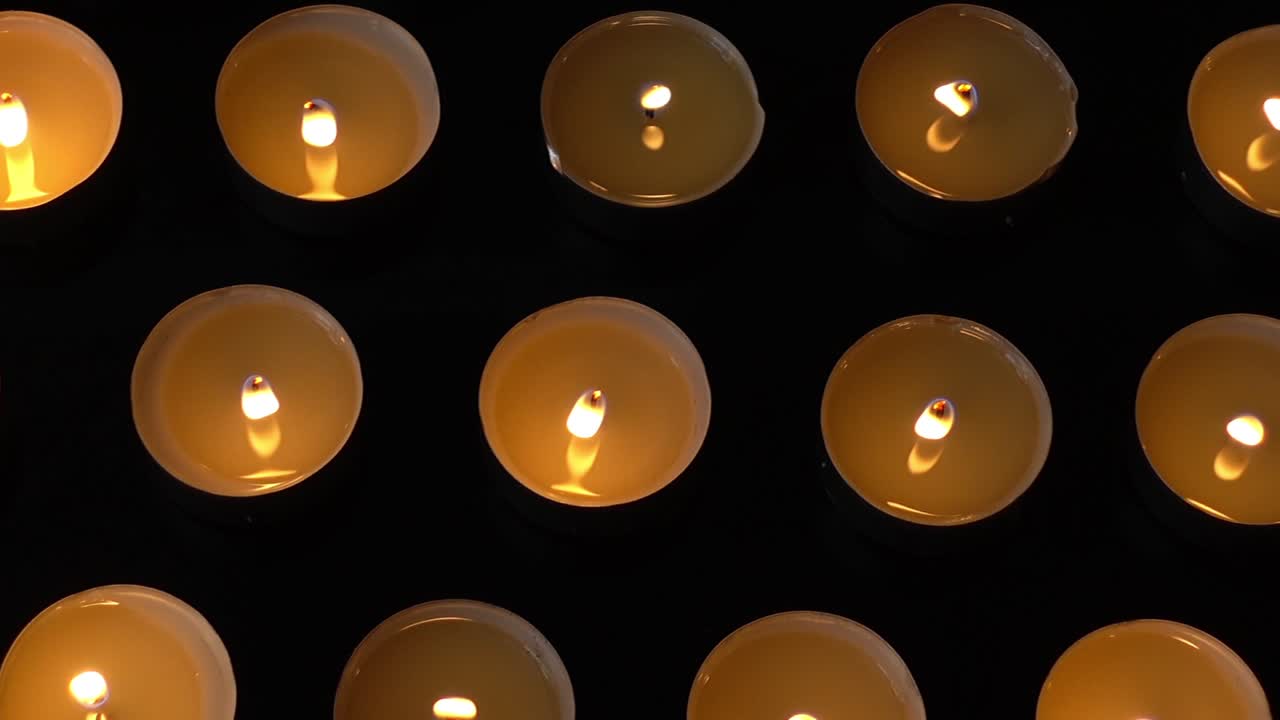 Candele su sfondo nero