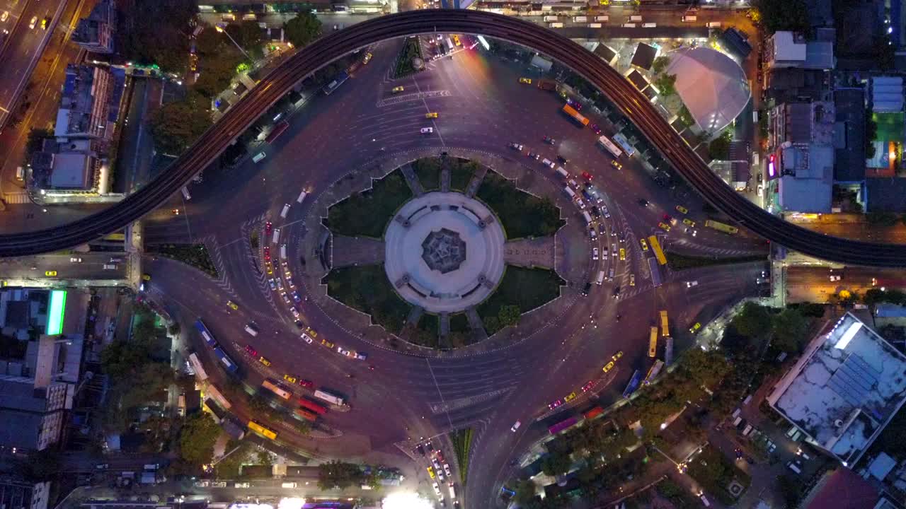vista aérea de la enorme rotonda y los semáforos en el monumento a la victoria por la noche en bangkok, tailandia