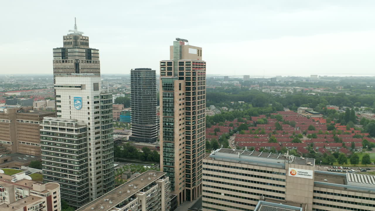 vista aérea de la sede de philips y centro de negocios, amstelplein, holanda - disparo de drones