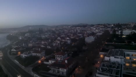 Erstaunliche-Luftaufnahme-Bei-Sonnenuntergang-Des-Kleinen-Dorfes-Cascais-Unweit-Von-Lissabon-In-Portugal