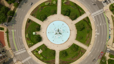 vista aérea de la plaza logan de filadelfia en verano con tráfico y coches circulando por la carretera