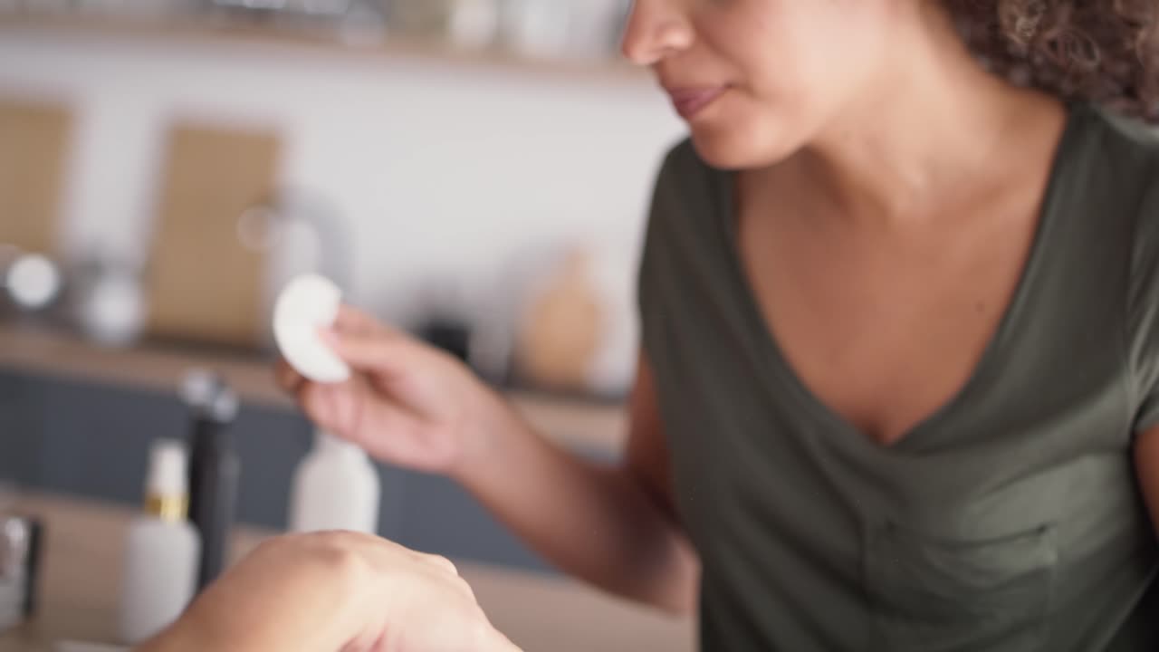 vídeo en primer plano de mujeres durante la realización de tratamientos de belleza de uñas