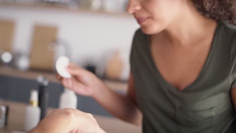 Nahaufnahmevideo-Von-Frauen-Bei-Der-Durchführung-Von-Nagelschönheitsbehandlungen