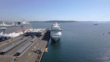 video aéreo de drones del muelle del transbordador seattle-bremerton, cerca del centro de seattle, condado de king