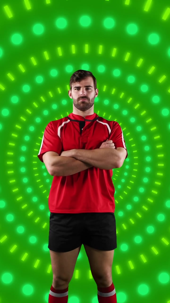 Animazione di un giocatore di football americano caucasico con le braccia incrociate su forme.