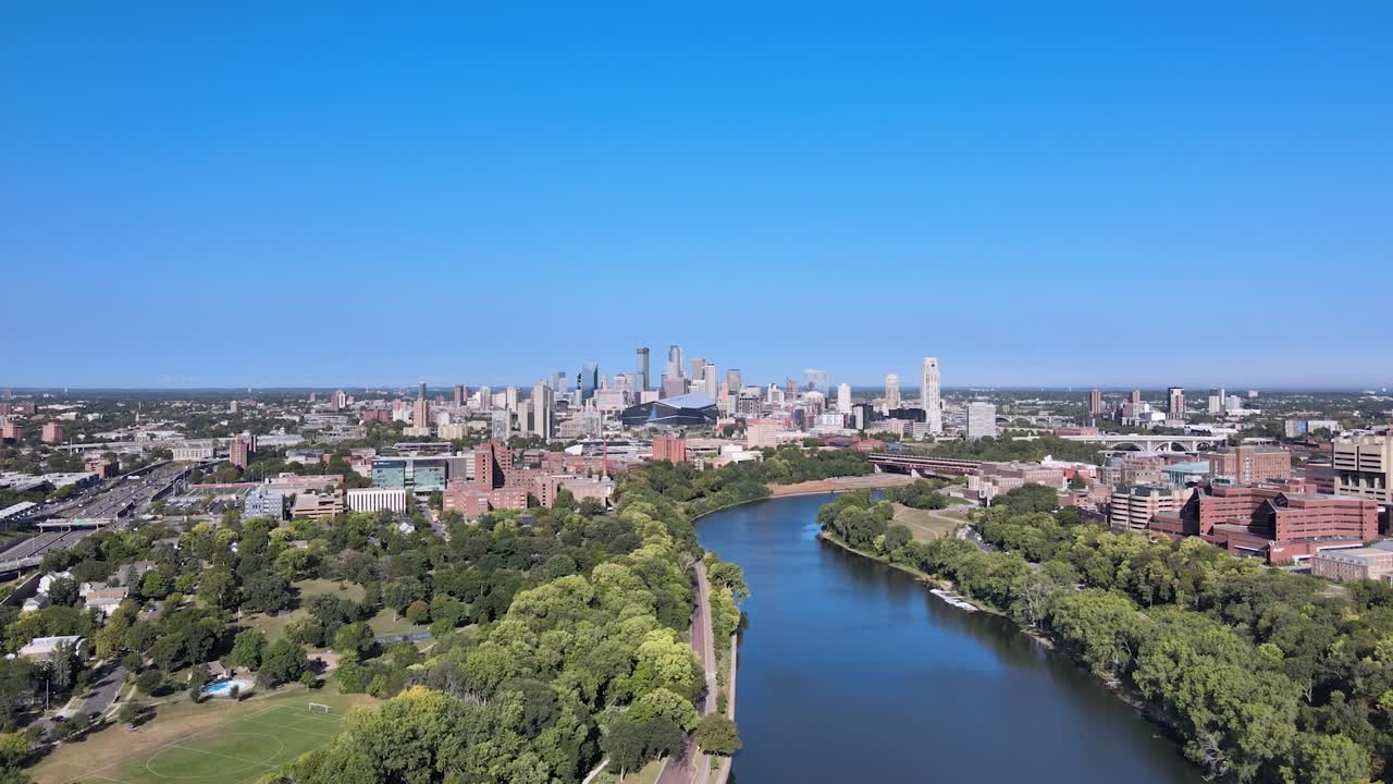 Una vista aerea con drone dello skyline di Minneapolis appena a monte del fiume Mississippi
