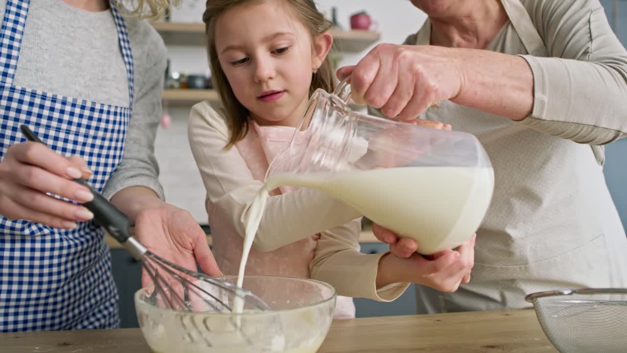 video de una niña ayudando y vertiendo leche para el cuenco