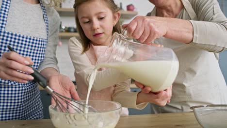 Video-Von-Einem-Kleinen-Mädchen,-Das-Hilft-Und-Milch-Für-Eine-Schüssel-Gießt