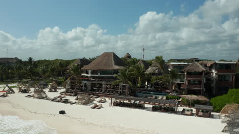 Revelación-De-La-Playa-De-Tulum-Con-Vistas-A-La-Jungla-Maya-Y-Una-Hermosa-Zona-Hotelera-En-Los-Lugares-De-Vacaciones-Más-Populares-De-México