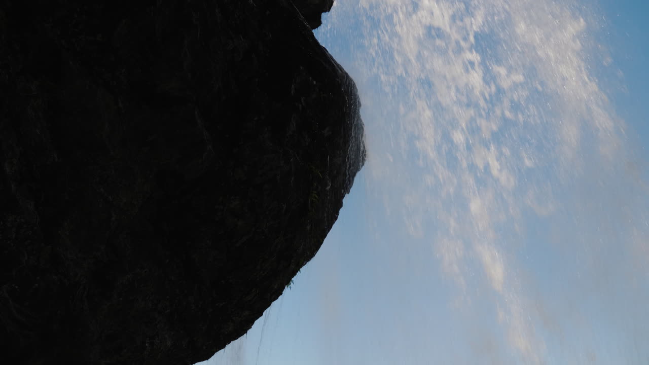 노르웨이의 steinsdalsfossen 폭포에서 물의 흐름이 끊어집니다.