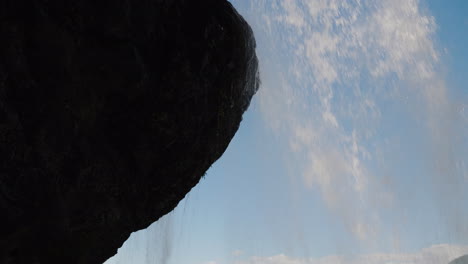 노르웨이의 steinsdalsfossen 폭포에서 물의 흐름이 끊어집니다.
