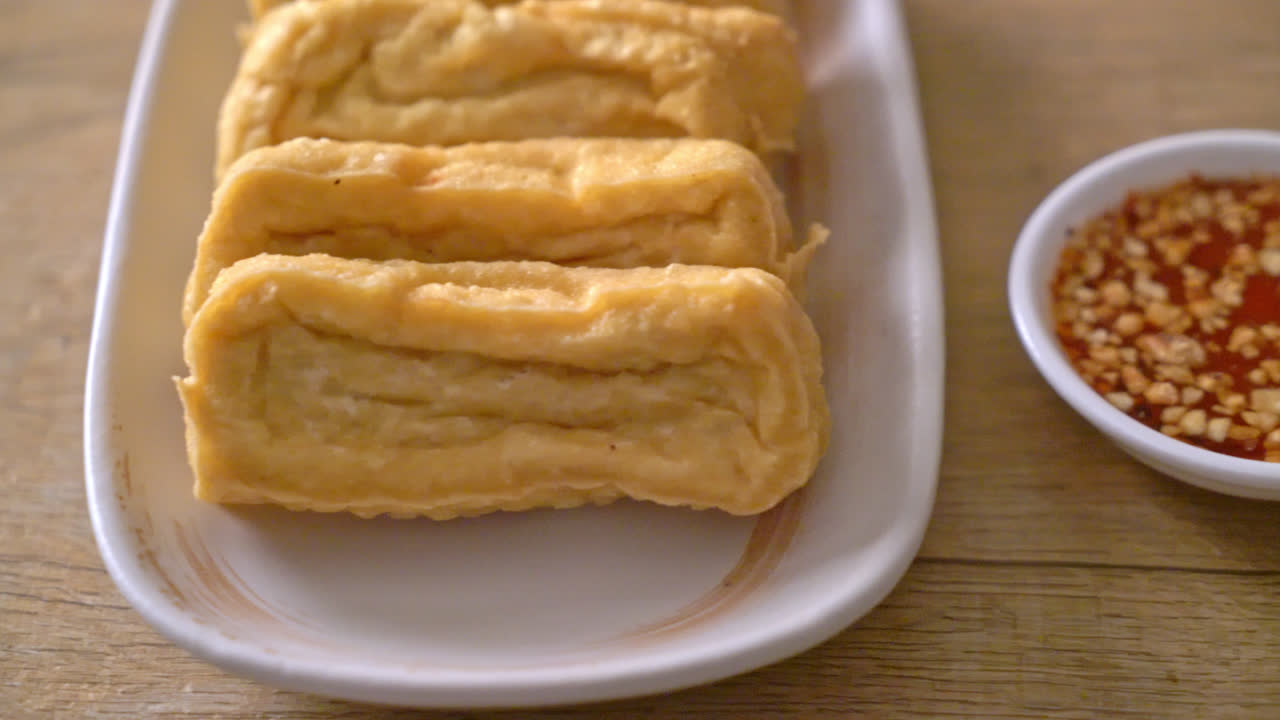 소스를 곁들인 튀긴 두부-비건 채식 및 채식 음식 스타일