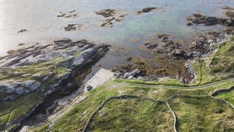 Drones-Volando-Sobre-La-Exuberante-Y-Escarpada-Costa-Del-Océano-Atlántico-Norte-En-Connemara,-Irlanda,-Con-Aguas-Cristalinas-Del-Océano-Azul---Aéreo