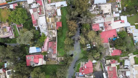 jib lentamente arriba de las casas y el canal en xochimilco