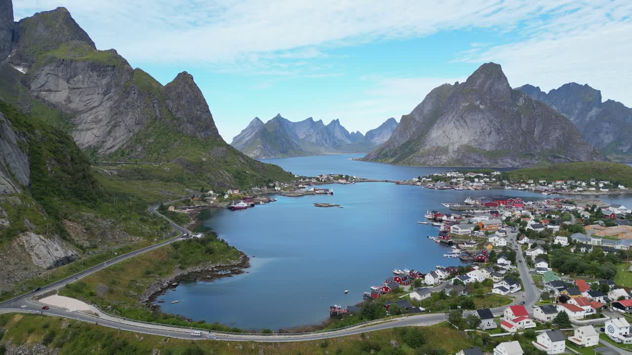 Villaggio di Reine e fiordi nell'arcipelago delle Isole Lofoten, Norvegia, Scandinavia - Riprese aeree circolari in 4K.
