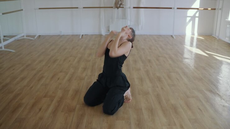 Una ballerina si esercita in uno studio