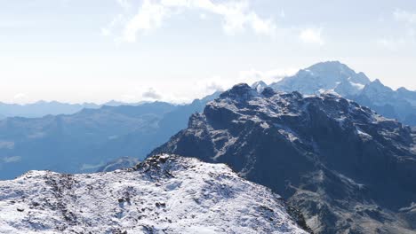 Revelación-Aérea-De-La-Impresionante-Cordillera-De-Valmalenco-Y-La-Cumbre-Cima-Fontana-En-El-Norte-De-Italia