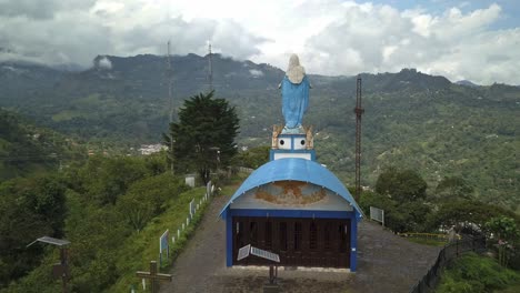 Wunderschöne-Drohnenaufnahme-Einer-Kirche-Auf-Einem-Berg-In-Kolumbien-Mit-Einer-Statue