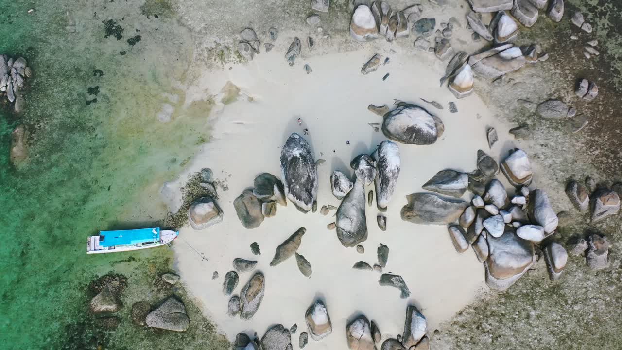 antena de arriba hacia abajo de rocas en la isla de playa de arena blanca en belitung indonesia