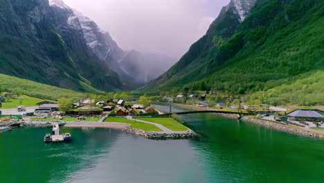 Vista-Aérea-Del-Pueblo-De-Recreación-Histórica-Del-Valle-Vikingo-En-Gudvangen,-Noruega