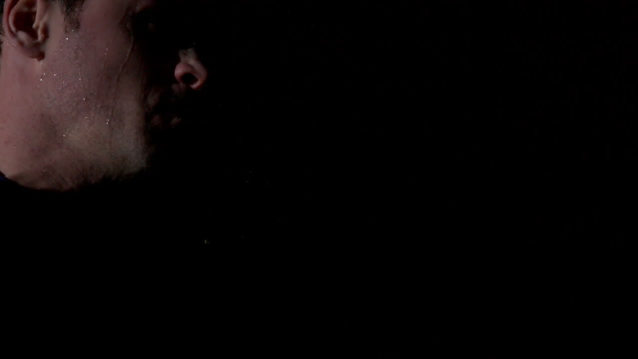 검은색 바탕에 공을 헤딩하는 축구 선수