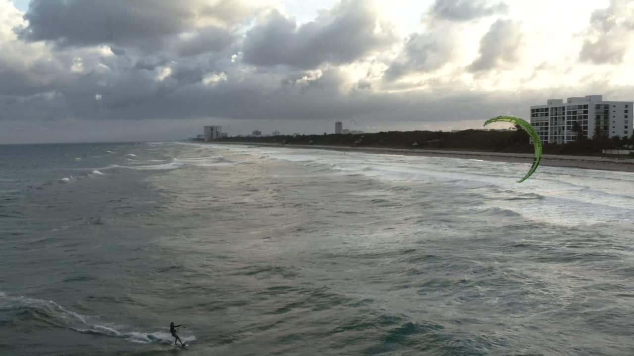 카이트보더가 해안을 향해 달리는 시네마틱 항공 영상