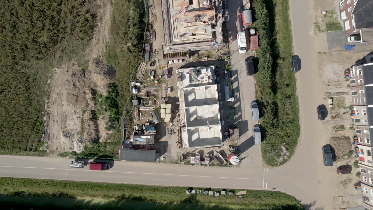 antena de arriba hacia abajo del sitio de construcción ocupado