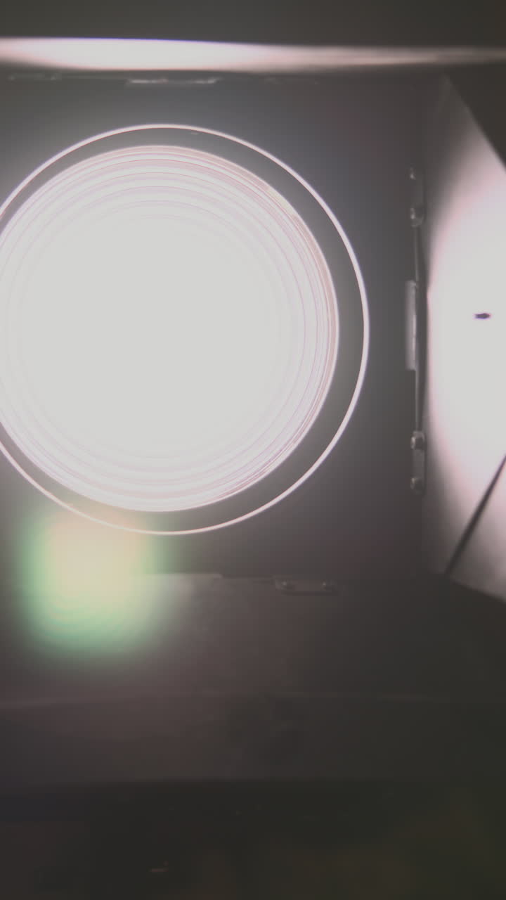 Primo piano di una luce da studio che si attenua e si spegne