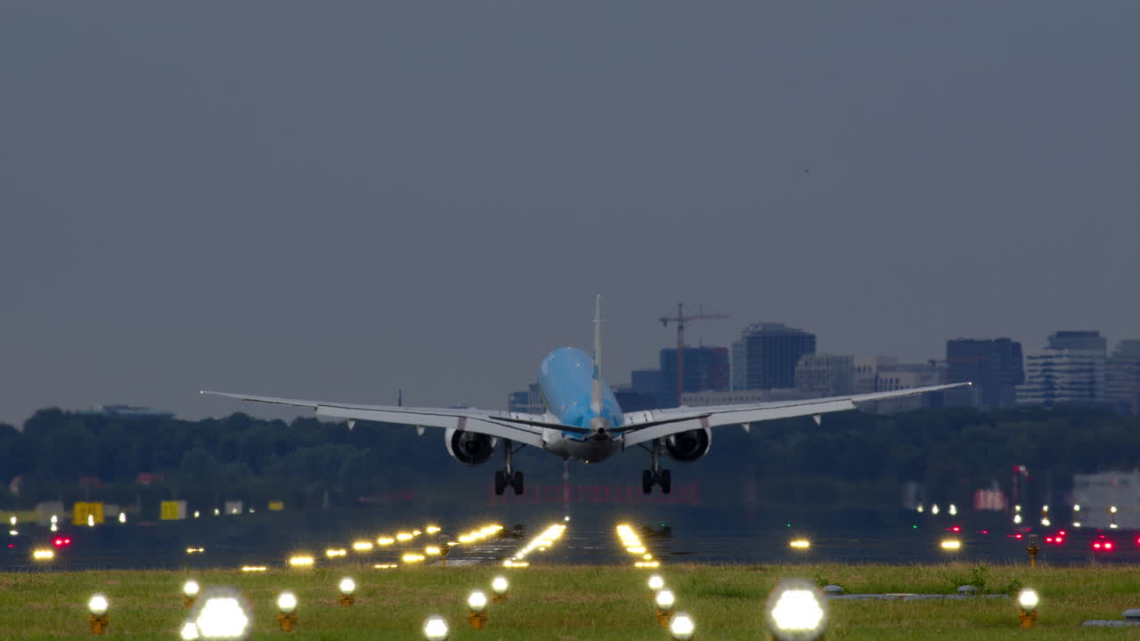 aterrizaje del avión al anochecer