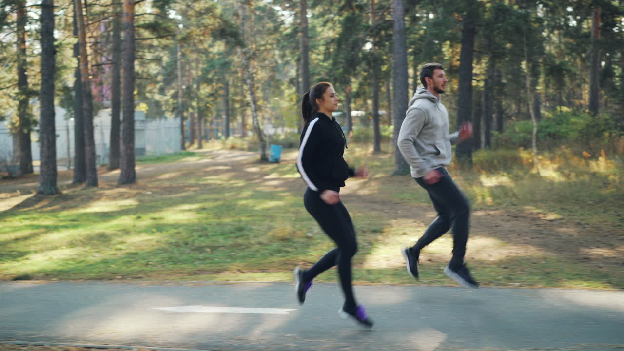 공원에서 조깅하는 커플