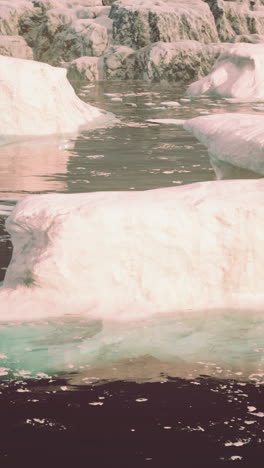 impresionante vista de icebergs flotando en un cuerpo de agua