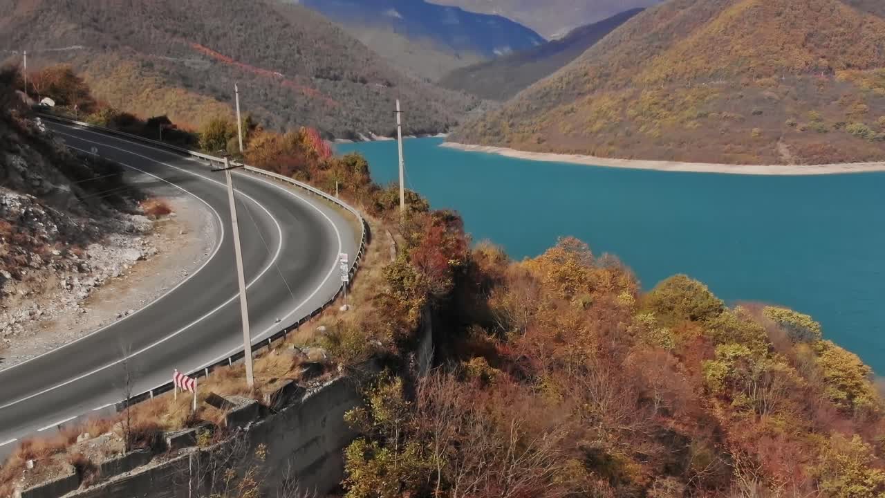 Georgian sotilastie mutkittelee lähellä Zhinvalia