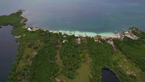 aguas costeras azul turquesa en la isla caribeña de tintipan, colombia