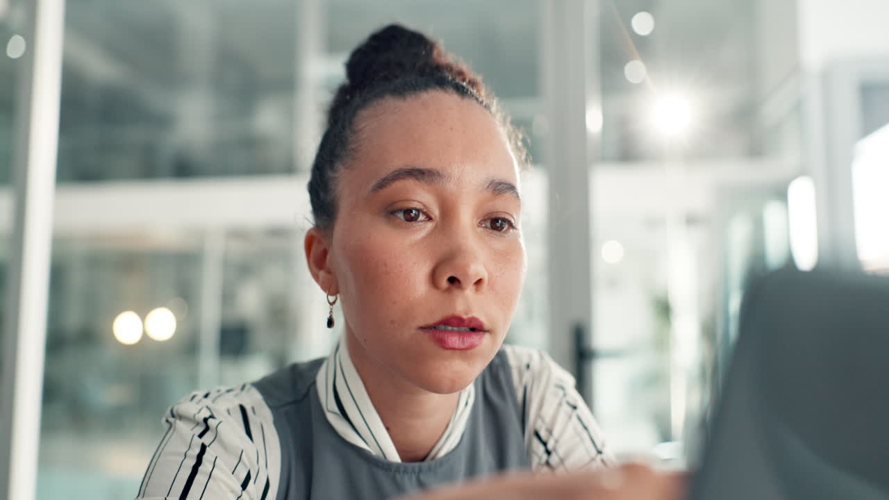 Ofiste çalışan iş kadını