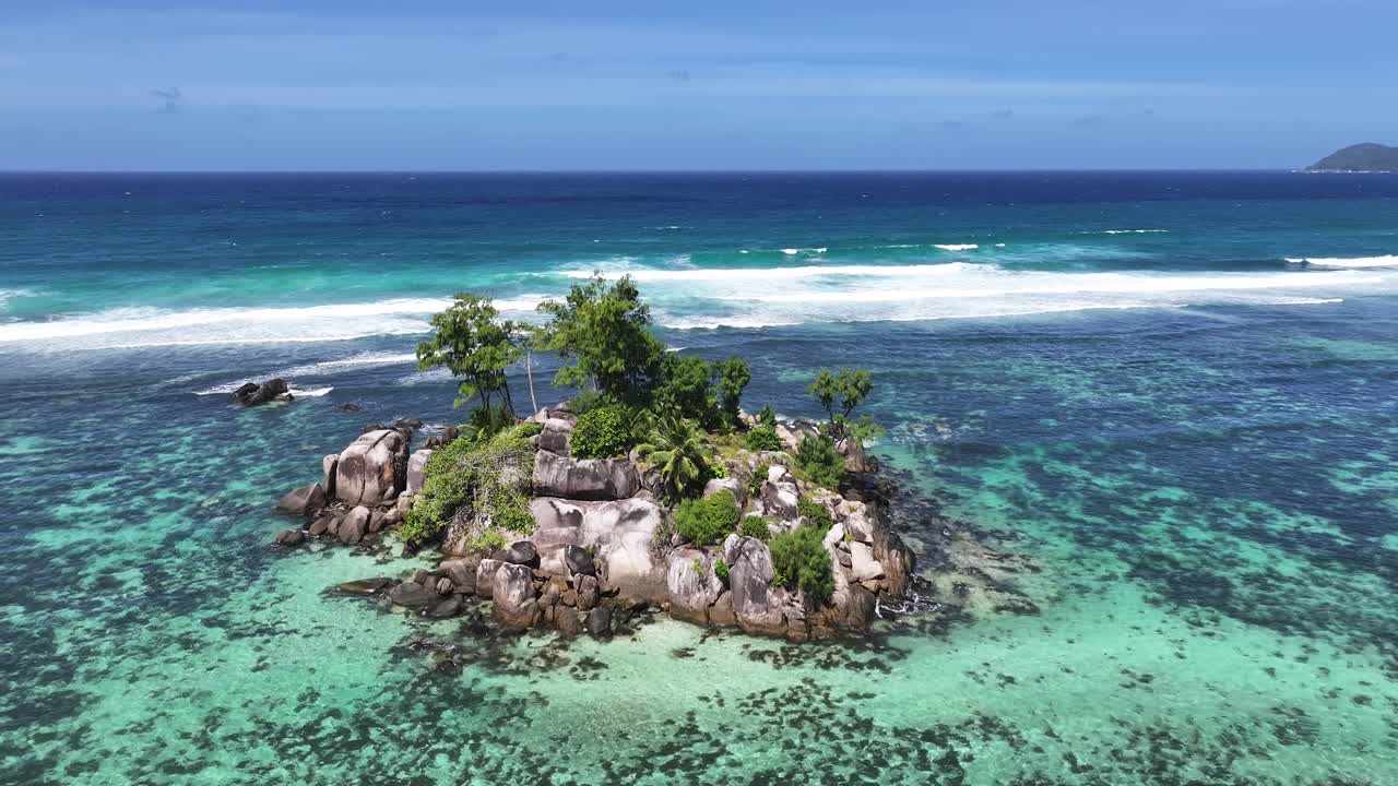 playa anse royale en la isla de mahe en las seychelles victoria