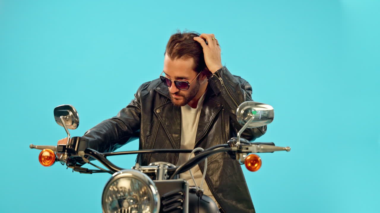 패션, 오토바이와 블루에 스튜디오에 있는 남자