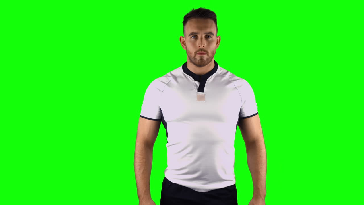 jugador de rugby serio mirando a la cámara