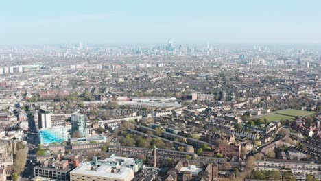 Disparo-De-Dron-Descendente-Del-Horizonte-De-Londres-Desde-Highgate-Día-Soleado