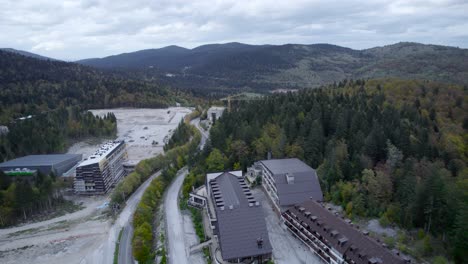 aerial de la zona de deforestación en bosnia, los árboles se cortan para hoteles